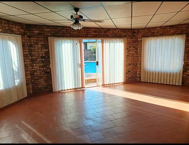 4 BEDROOM HOUSE FOR SALE IN KEMPTON PARK EXT 04